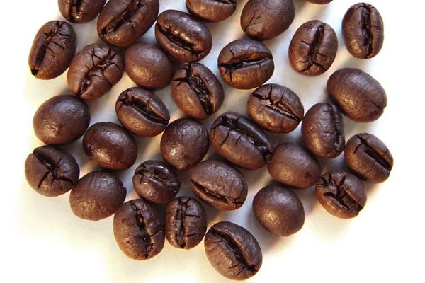 آسیاب کردن دانه های قهوه تازه با آسیاب دستی برای حفظ عطر و طعم