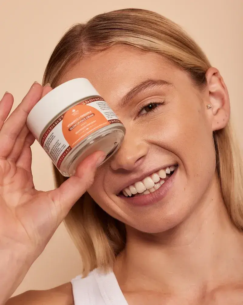 کرم ویتامین سی نیچر اسپل مرطوبکننده و روشنکننده ۱۰۰ میل Nature Spell Vitamin C + Pineapple Glow Up Face Cream 4 نقد و بررسی:کرم ویتامین سی نیچر اسپل مرطوبکننده و روشنکننده با آناناس و جلبک واکامه حجم ۱۰۰ میلNature Spell Vitamin C + Pineapple Glow Up Face Cream