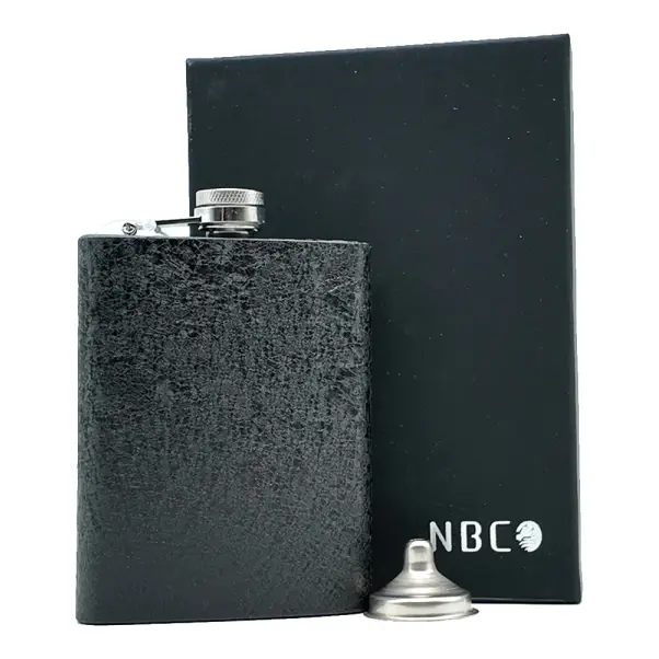 فلاسک جیبی مشکی ترکدار ان بی کو مدل FLNB-1248 1 فلاسک جیبی مشکی ترکدار ان بی کو کنار جعبهی هدیه و قیف همراه