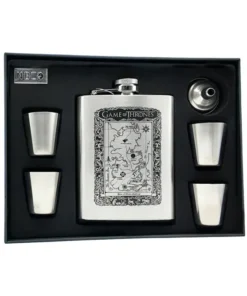 ست فلاسک جیبی و ۴ شات طرح نقشه گیم آف ترونز ان بی کو مدل FLNB-1279 5 اجزای ست فلاسک جیبی و شات طرح نقشه گیم آف ترونز ان بی کو در جعبهی هدیهی باز