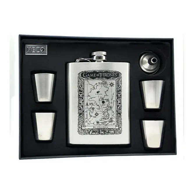 ست فلاسک جیبی و ۴ شات طرح نقشه گیم آف ترونز ان بی کو مدل FLNB-1279 2 اجزای ست فلاسک جیبی و شات طرح نقشه گیم آف ترونز ان بی کو در جعبهی هدیهی باز